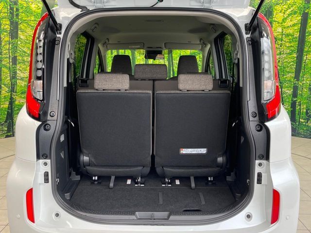 普段のお買い物や通勤、送迎等に十分な荷室スペースを確保しております。セカンドシートを倒すと、大きな荷物の積載も可能です♪