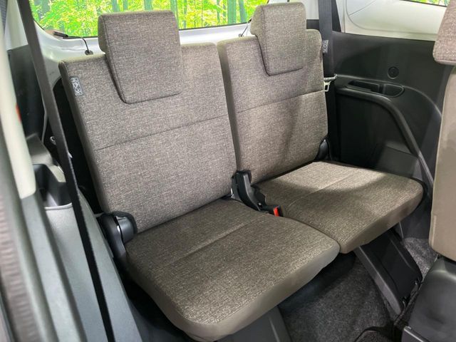 3列目シートはもちろん状態良好☆大人でもゆったりと座って頂けますので、大人数でのお出かけもラクラクです♪ご家族で、気の知れた仲間で、ドライブに行くのが楽しみですね♪