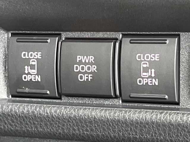 【両側パワースライドドア】スマートキーや運転席のスイッチで後席両側スライドドアの開閉が可能♪電動だから力を入れてドアを開ける必要が無く、小さなお子様でも簡単に開け閉めでき快適です♪