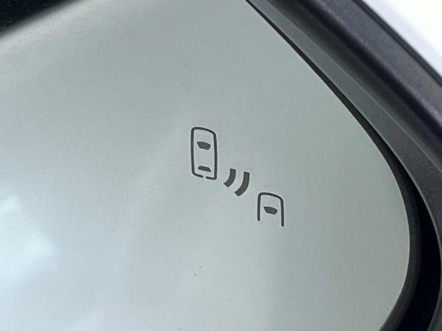 【ブラインドスポットモニター】走行中、ドアミラーの死角になりやすい箇所に後続車が接近するとサイドミラーのレンズに警告を表示！ドライバーに注意喚起をしてくれます。