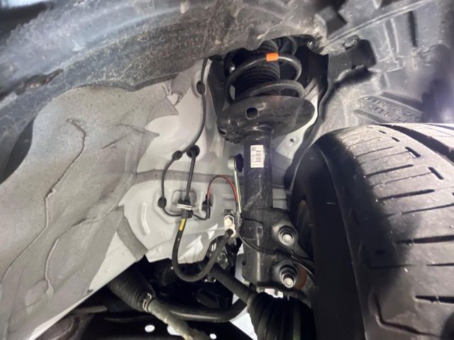 お車を安心してお乗りいただく為には、足回りの定期点検が欠かせません。サービスサポート（有償保証）では無料点検もご提供しており、安心のカーライフをお過ごしいただけるサポート体制が整っています。