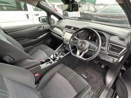 【運転席】座り心地が良いシートなので長時間の運転でも快適にお過ごしいただけます。新品のフロアマットのご注文も可能です。掲載箇所以外にご希望の写真がございましたらお気軽にお問い合わせ下さい。