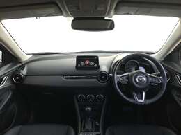 コックピットにある操作機器、情報などすべての要素をドライバー中心に左右対称に配置し、同時にそれらがドライバーに正対する造形とすることで、人とクルマの一体感を感じさせます。