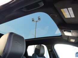 【パノラミックルーフ】車内に気持ちいい自然光が差し込み、頭上に広がる風景をお楽しみいただけます。快適な車内温度を維持し日差しから乗員とインテリアを守るダークカラーのガラス。電動ブラインド付き！