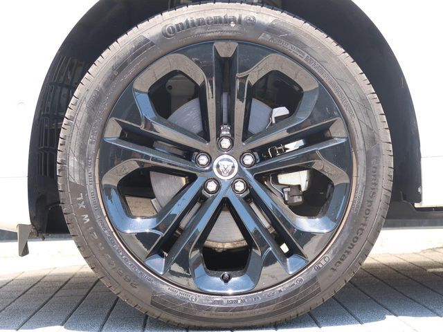 【純正21インチアルミ】こだわりを持ってモデル別にデザインされています。しつこい鉄粉や錆に高い効果を発揮する「ホイールコーティング」の施工も受付中！お気軽に担当営業までご相談ください。