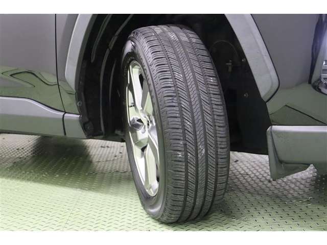 タイヤサイズ　225/60R18。車の雰囲気に合ったタフデザインの純正アルミホイールを装着しています。足元を引き締めてくれ、しっかりした走りも楽しめますよ。