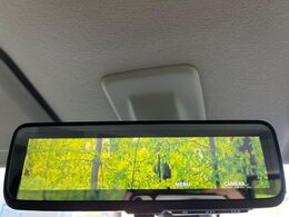 【デジタルルームミラー】後席の大きな荷物や同乗者で後方が確認しづらい時でも安心！カメラが撮影した車両後方の映像をルームミラー内に表示。クリアな視界で状況の確認が可能です！