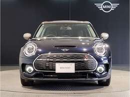 MINIのフロントグリルのデザインはイギリスで生まれた当初から、シルバーのサイドバーが折り重なった伝統的なデザインで御座います。その伝統はBMWのお車になってからでも少しずつ形を変えて守られております