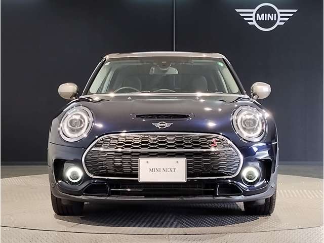 MINIのフロントグリルのデザインはイギリスで生まれた当初から、シルバーのサイドバーが折り重なった伝統的なデザインで御座います。その伝統はBMWのお車になってからでも少しずつ形を変えて守られております