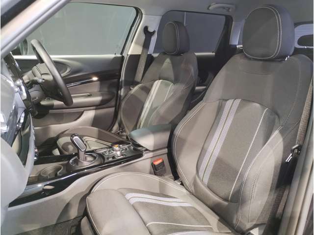 MINIの少し硬めのシートは乗り降りもしやすく、長距離ドライブでも疲れにくいように設計されております！