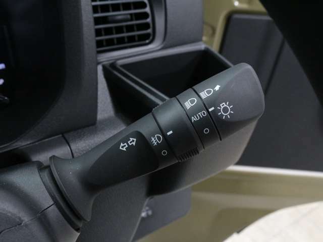 ★オートライト★周囲の明るさをセンサーでキャッチして、ヘッドライトを自動的に点けてくれる賢い機能。オート位置ににしておけばライトを消し忘れもなくなります！！