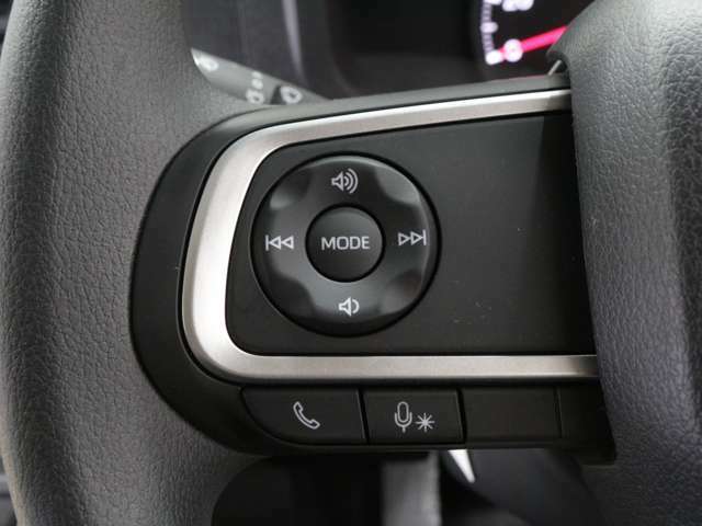 ★ステアリモコンスイッチ★ハンドル装備されいるリモコンで運転中にナビゲーションのチャンネルや曲を変えることが出来ます。運転しながらの危険なナビ操作がなくなりますので安心です