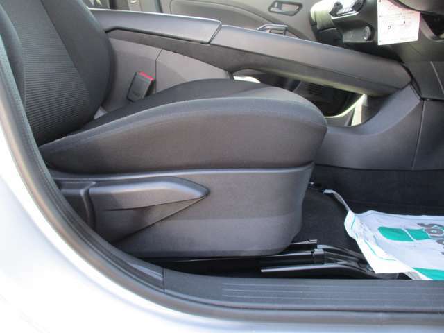 【運転席シートリフター】座席の高さの調整が可能です！適した着座位置での運転は安全に繋がります♪