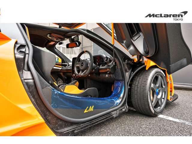 Sennaシートは1客僅か3.5kgしかないシートでMcLaren Sennaに装備されたシートです。