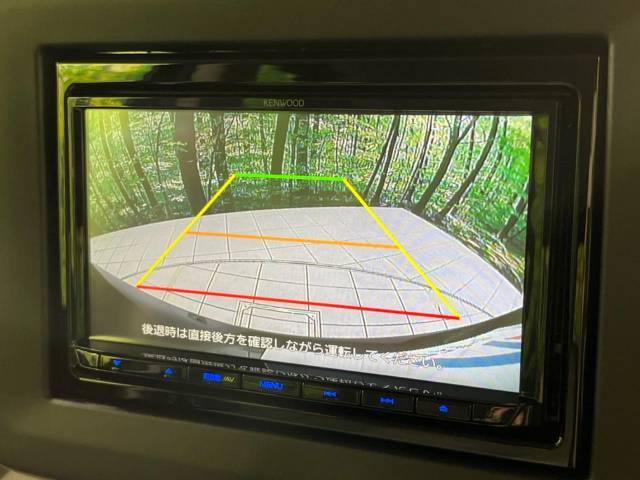 【バックカメラ】駐車時に後方がリアルタイム映像で確認できます。大型商業施設や立体駐車場での駐車時や、夜間のバック時に大活躍！運転スキルに関わらず、今や必須となった装備のひとつです！