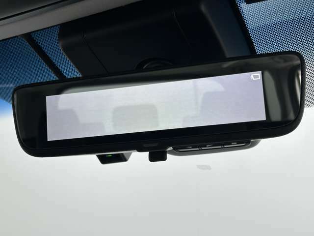 【デジタルインナーミラー（トヨタ）】車両後方カメラの映像をルームミラーに映すことが出来ます。 そのため、後席に人や荷物があって後方が見えづらい場合でもしっかり視界を確保することが出来ます。