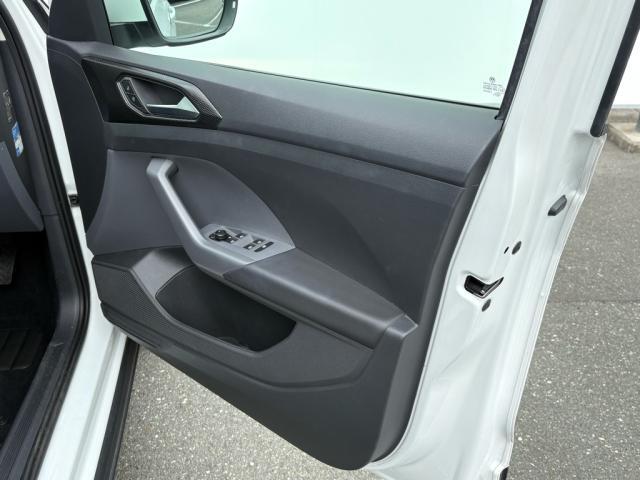 フロントドアトリム。ドアポケットにはペットボトルも置けるスペースが確保されています。