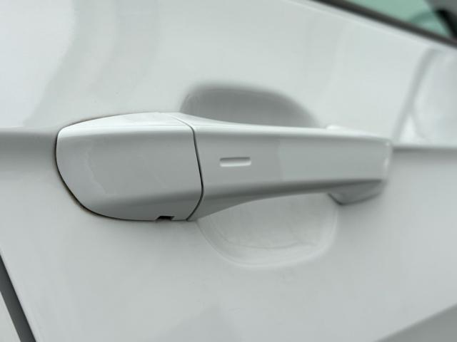 スマートエントリーシステム。ドアノブに手を差し込めば開錠、ドアノブの窪みを指先で触れることで簡単に施錠できます。