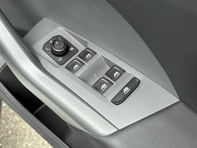 運転席ドアに集約されたパワーウィンドスイッチで全窓をスマートに操作できます。