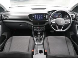 シンプルなデザインと一目でわかるスイッチの配置はPeoples　Car＝みんなの車という考えの現れです。各スイッチにはバックライトもついており、夜間でも安全に操作して頂けます。