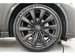 スポーティな純正アルミホイールでどこまでも走り出したくなりますね！