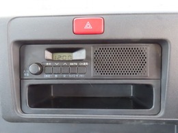 【純正AM/FMラジオ装備済み】スピーカー内蔵タイプの純正ラジオです。AM/FM切替ができます。また時計機能もあります。