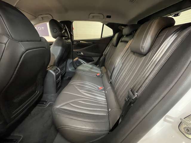 お洒落なステッチ処理を施し、上質感が高められております！