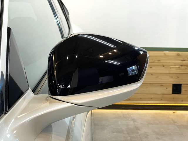 視認性の高いドアミラー！キーレスによる施錠と連動して格納するや機能付きです！死角から近づく後続車を検知して知らせてくれる、ブラインドスポットモニターも装備済み！