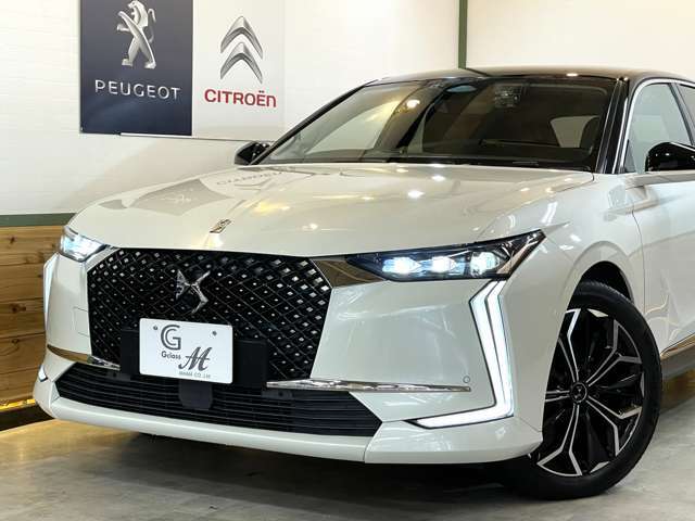 フロントマスク両端の稲妻のようなDRL（デイタイムランニングランプ）とデコラティブなフロントマスク、ヘッドランプユニット、リアコンビランプはDSのお決まり！