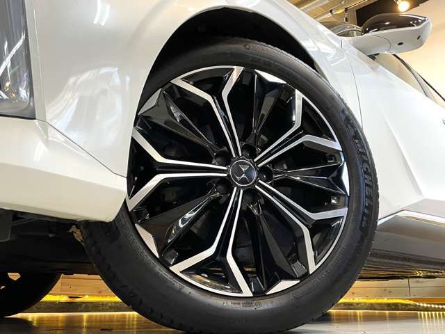 アルミホイールは19インチを採用！