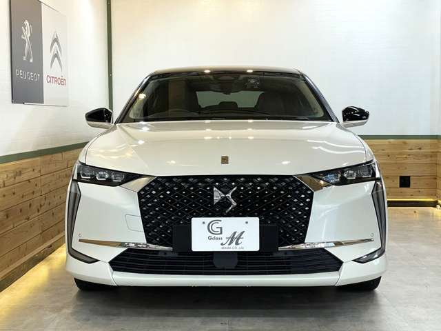 フロントグリルは大小2種類のダイヤモンドパターンで構成されております。