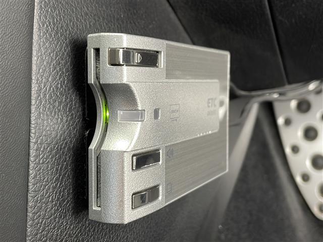 ◆【ETC】有料道路を利用する際に料金所で停止することなく通過できる、ETC車載器（ノンストップ自動料金収受システム機器）が装備されています。セットアップを行うことで利用可能になります。