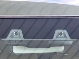 前方の車両や歩行者をレーダーとカメラで検知し、衝突の危険を察知すると警告音で注意喚起、必要に応じてブレーキを作動させます。低速から高速まで対応し、追突事故の回避や被害軽減に高い効果を発揮します。