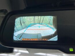 【バックカメラ】駐車時に後方がリアルタイム映像で確認できます。大型商業施設や立体駐車場での駐車時や、夜間のバック時に大活躍！運転スキルに関わらず、今や必須となった装備のひとつです！