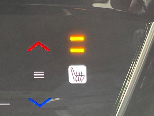 【シートヒーター】寒い日に重宝するシートヒーター！エアコンより早く温まってくれるので寒がりの人も安心ですね♪エアコンの温風は乾燥するから苦手、という方にもをおすすめです。