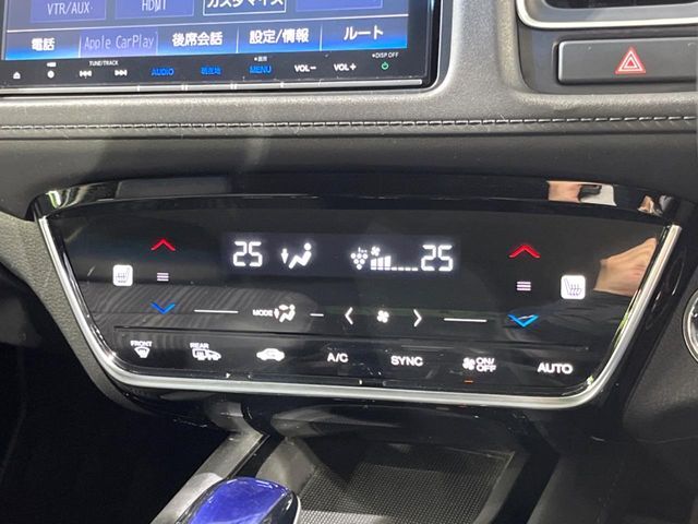 【左右独立型フルオートエアコン】運転席と助手席でそれぞれお好みの温度に設定可能。同乗者にも配慮した、快適な空調をお届け致します。