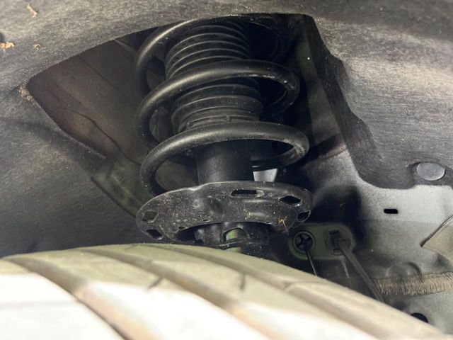 お車を安心してお乗りいただく為には、足回りの定期点検が欠かせません。サービスサポート（有償保証）では無料点検もご提供しており、安心のカーライフをお過ごしいただけるサポート体制が整っています。