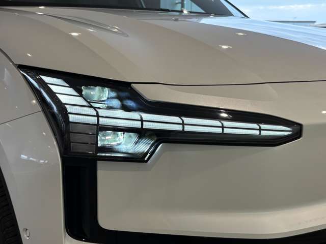 LEDヘッドライトは北欧神話でのトールハンマーがスタイリッシュなデザイン性となっており他車を魅了します。
