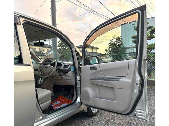 運転席の窓操縦は、視界を確保するためにも重要です。大きな窓や薄いフレームが、周囲の状況を把握しやすくしてくれます