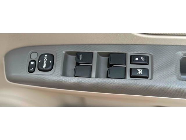 運転席の窓操縦は、視界を確保するためにも重要です。大きな窓や薄いフレームが、周囲の状況を把握しやすくしてくれます