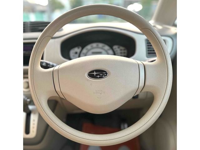 ハンドルは、車の操作性を直感的に感じる重要な部分です。ドライバーの手のひらにフィットするデザインが、快適なドライブを実現しますね