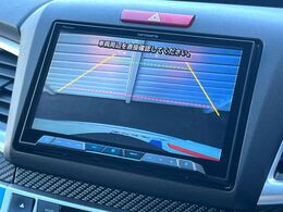 【バックカメラ】駐車時に後方がリアルタイム映像で確認できます。大型商業施設や立体駐車場での駐車時や、夜間のバック時に大活躍！運転スキルに関わらず、今や必須となった装備のひとつです！