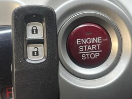 【Hondaスマートキー】カバンやポケットに入れたままでもドアの施錠・解錠が可能なスマートキーを装備。エンジンのオン・オフ時もカギを取り出す必要が無いからとっても便利です♪