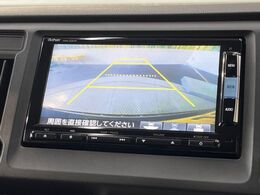 【バックカメラ】駐車時に後方がリアルタイム映像で確認できます。大型商業施設や立体駐車場での駐車時や、夜間のバック時に大活躍！運転スキルに関わらず、今や必須となった装備のひとつです！
