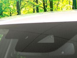 【スマートシティブレーキサポート】低速走行中に前方の車両等を認識し、衝突しそうな時は警報とブレーキで衝突回避と被害軽減をアシスト。より安全にドライブをお楽しみいただけます。