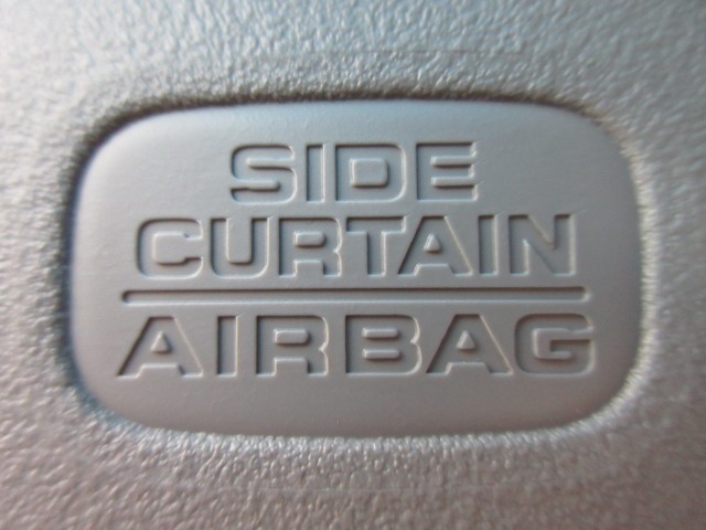 サイドカーテンエアバックシステムは、側面衝突時に大人から子供までさまざまな体格の乗員の頭部や頚部を広範囲で保護。特にセンターピラーへの頭部衝突を防ぐ展開性能を実現しています。