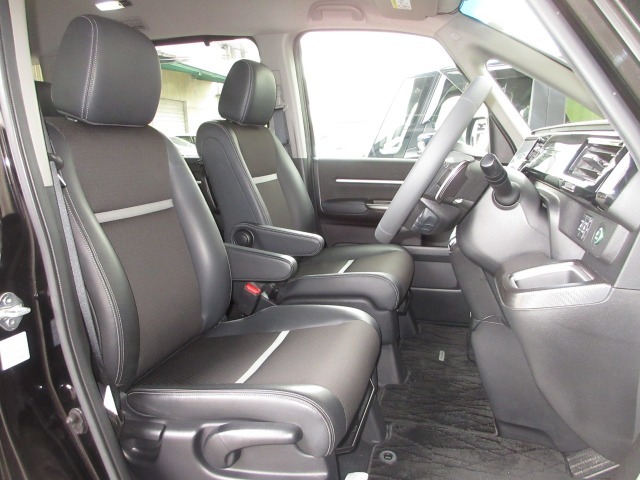 運転席には高さ調整ができる『シートハイトアジャスター機能』が付いています！これなら小柄な方にも大柄な方にも自分にぴったりの運転姿勢がとれますね～！