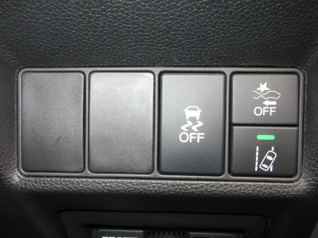 レーザーを照射しカメラで前走車等を検知し衝突の回避・軽減を図るホンダセンシングとVSA（車両挙動安定化制御システム）走る・曲がる・止まるの全領域で安定性を確保するためのシステム装備。安心ですね！