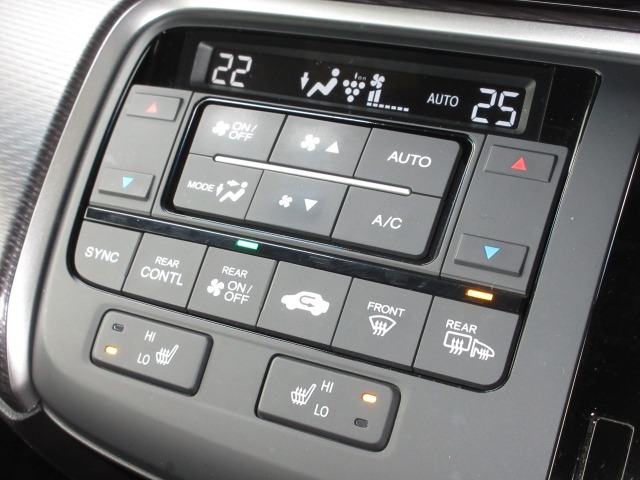 エアコンはオートエアコンでお好みの温度調整が出来、オールシーズン快適にドライブできます！さらに、運転席＆助手席シートヒーターが付いてます。HIとLOの2段階に温度設定が可能です。