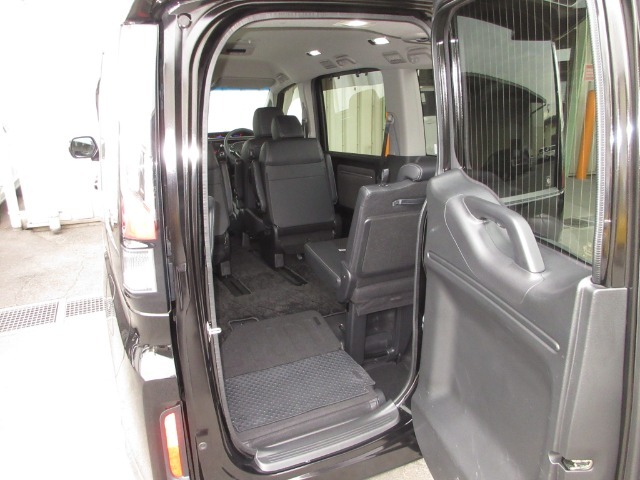 テールゲートが入口になることで、3列目へのアクセスが驚くほど簡単に。空間全体がさらに活用できるようになりました。お子さまや年配の方も乗りこみやすい低いステップ高、乗り降りするほど実感できる便利さです。